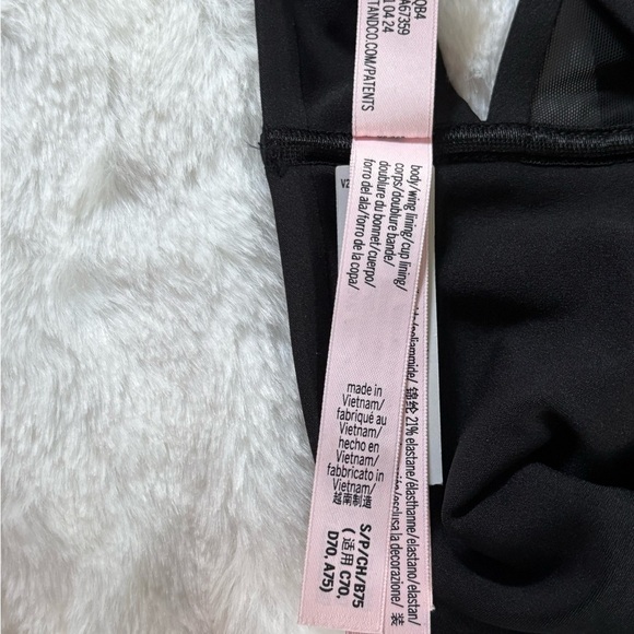 NWT Victoria Secret Elevated Cross Back Mesh Sports Bra, BlackSize: Small - Picture 5 of 5